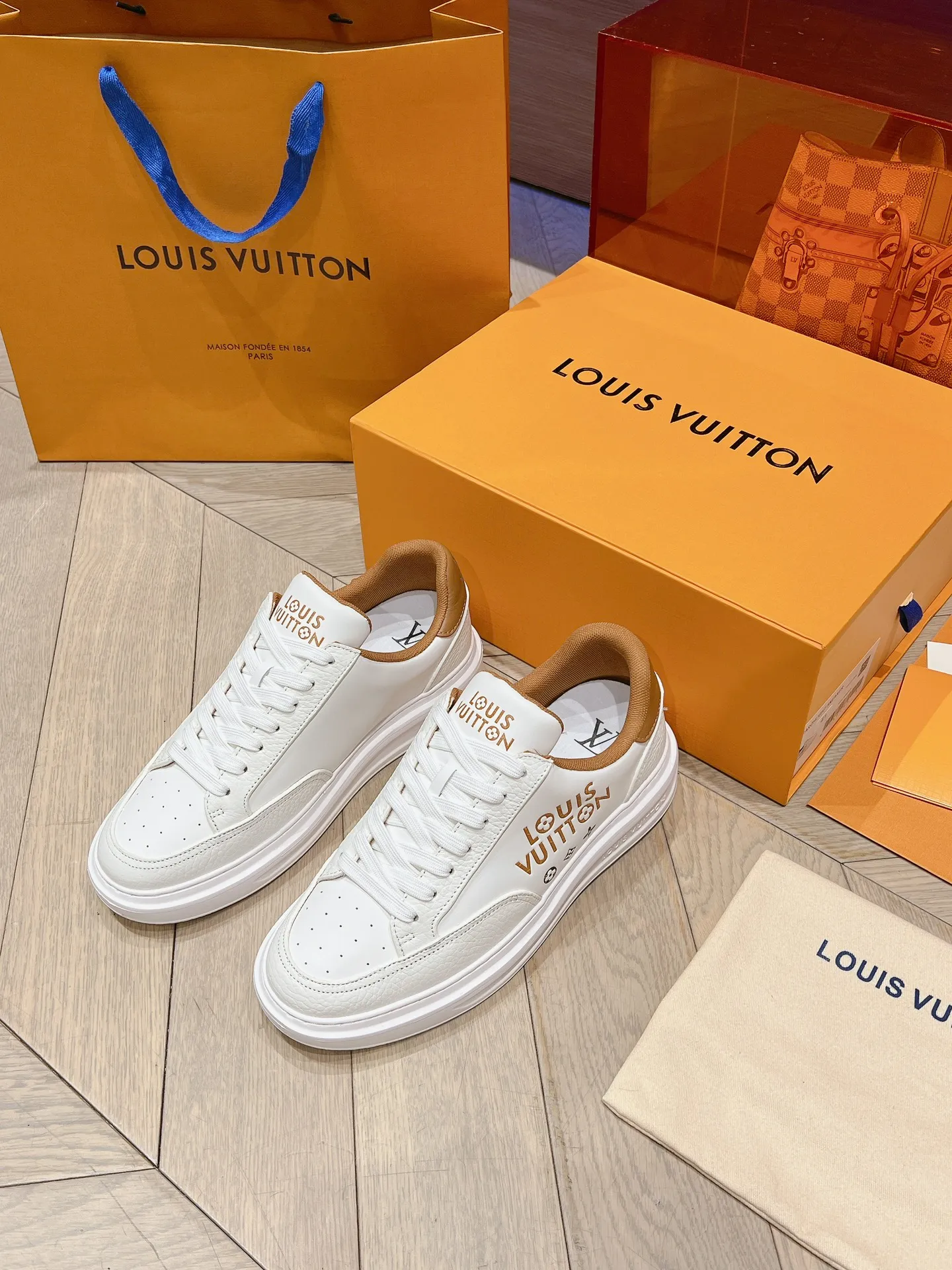 👟👟Ex-factory price 680👟👟 LV 2024 new height-increasing white shoes, color matching and leather craftsmanship, 3D logo embossing technology on the heel to increase the three-dimensional effect, pebbled cowhide, PU foam outsole! Super lightweight! Your feet won’t get tired from walking.  Code number: 37-45
